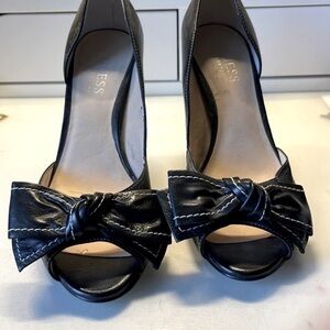 GUESS by Marciano GWSyria Black Leather Bow Peep Toe Pumps. Size 7. D4/A